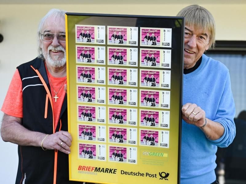 Die Amigos wurden jetzt auf einer Briefmarke verewigt. Foto: Arne Dedert/dpa