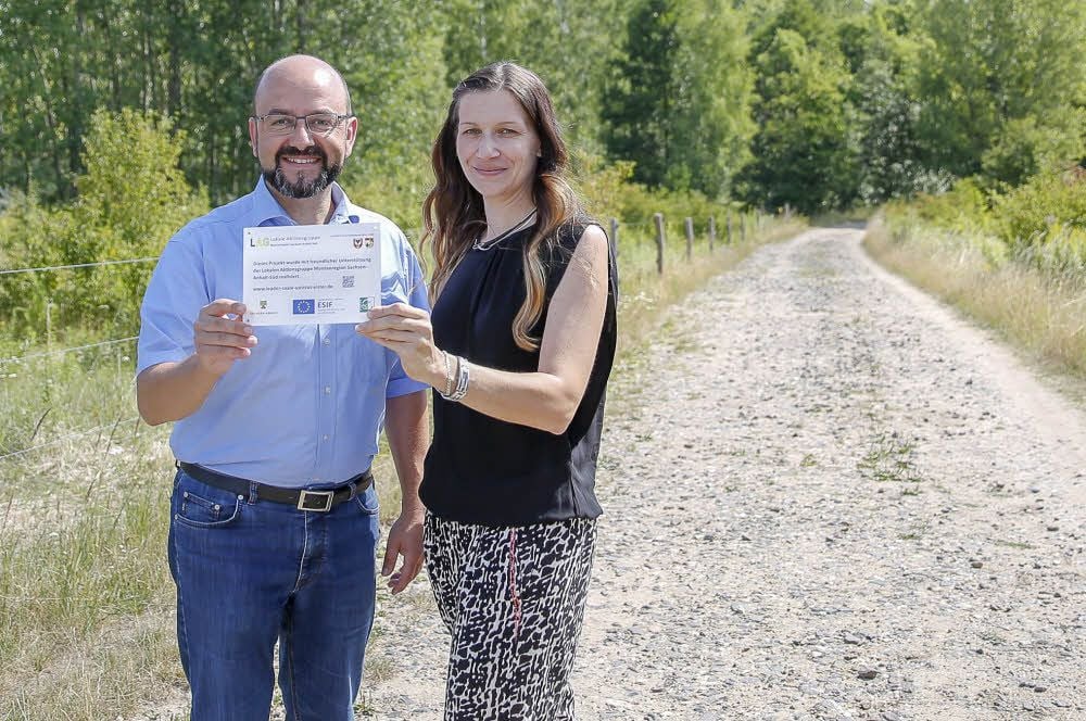 Mit europäischem Fördergeld wollen Bürgermeister Andy Haugk und Steffi Einecke den Radweg am Mondsee asphaltieren lassen.