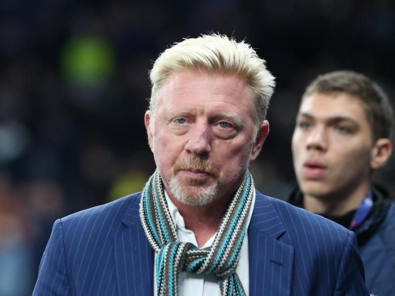 Boris Becker steht in einem Stadion. Foto: Steven Paston/PA Wire/dpa