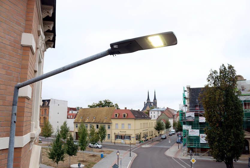 Eine der neuen LED-Leuchten befindet sich an der Ecke Neustädter Platz/Friedrichstraße in Köthen.