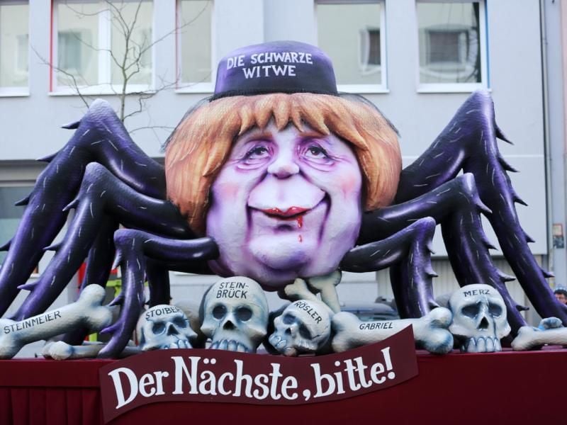 Bundeskanzlerin Angela Merkel als „Schwarze Witwe” beim Ronsenmantagszug in Düsseldorf. Foto: Ina Fassbender