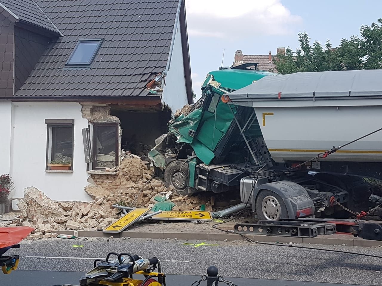 Lkw wird aus Haus gezogen