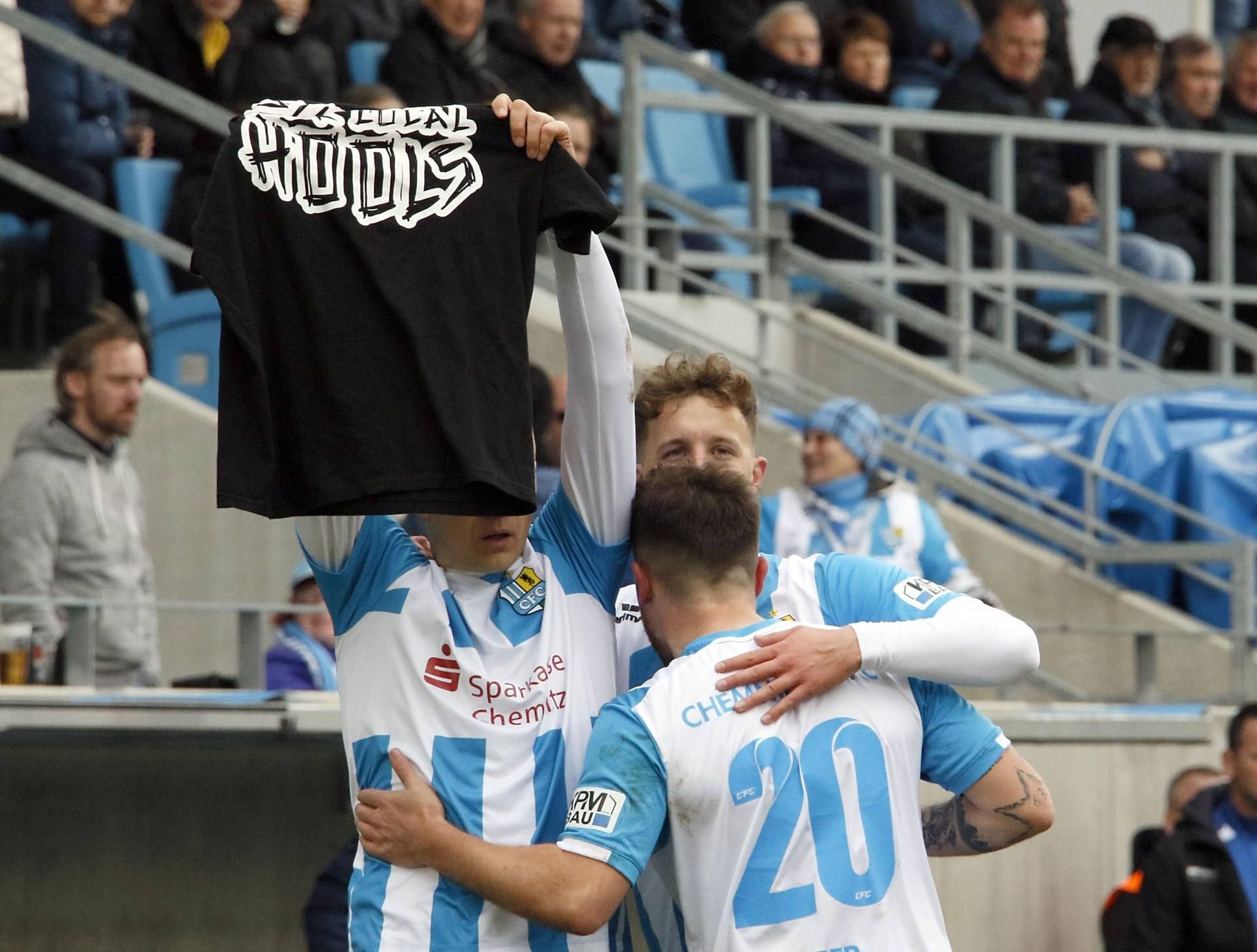 Daniel Frahn jubelt mit einem Hooligan-Shirt zu Ehren des toten Neonazis Thomas Haller.