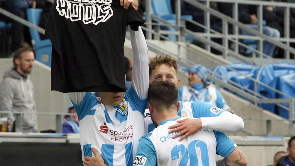 Daniel Frahn jubelt mit einem Hooligan-Shirt zu Ehren des toten Neonazis Thomas Haller.