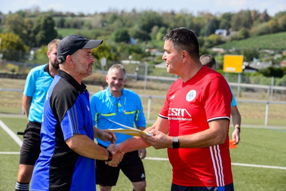 Freyburgs Co-Trainer Steffen Giese (l.) wird von FC-RSK-Präsident Thomas Postleb mit der Ehrennadel des Fußball-Landesverbandes in Bronze ausgezeichnet.