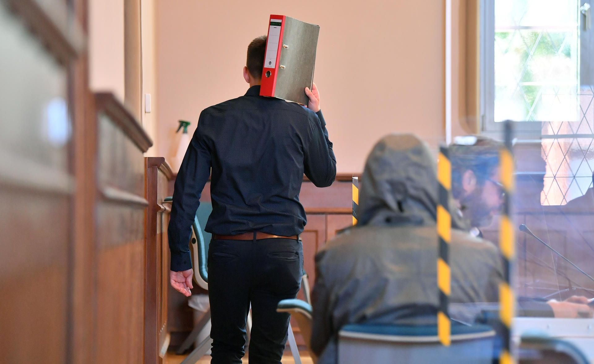 Wegen sexuellen Missbrauchs unter Ausnutzung einer Amtsstellung in Tateinheit mit Vorteilsnahme sind zwei Polizisten verurteilt worden.
