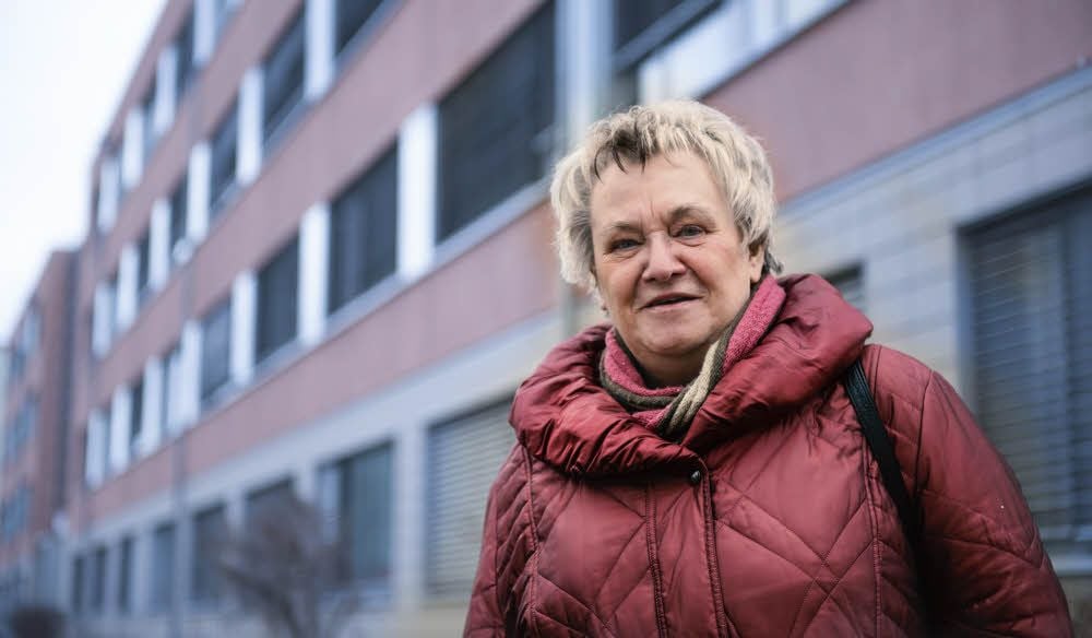 Anette Göhre am Gebäude der Polizeidirektion Sachsen-Anhalt Süd in Halle