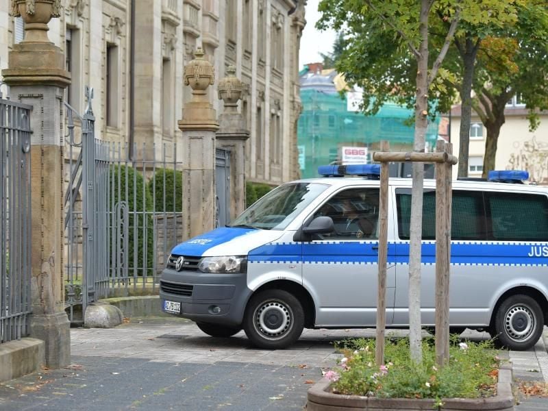 Ein Fahrzeug der Justiz steht vor dem Gefängnis, in dem sich Abdul D. erhängt hat. Foto: Uwe Anspach/dpa