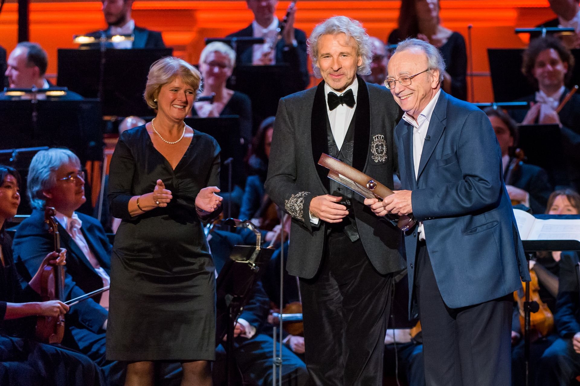 Staatsministerin Monika Grütters (CDU), der Pianist Alfred Brendel (r) und Moderator Thomas Gottschalk stehen in Berlin während der Preisverleihung Echo Klassik 2016 auf der Bühne. In Halle hat sich die Ministerin jetzt über das Theater informiert.