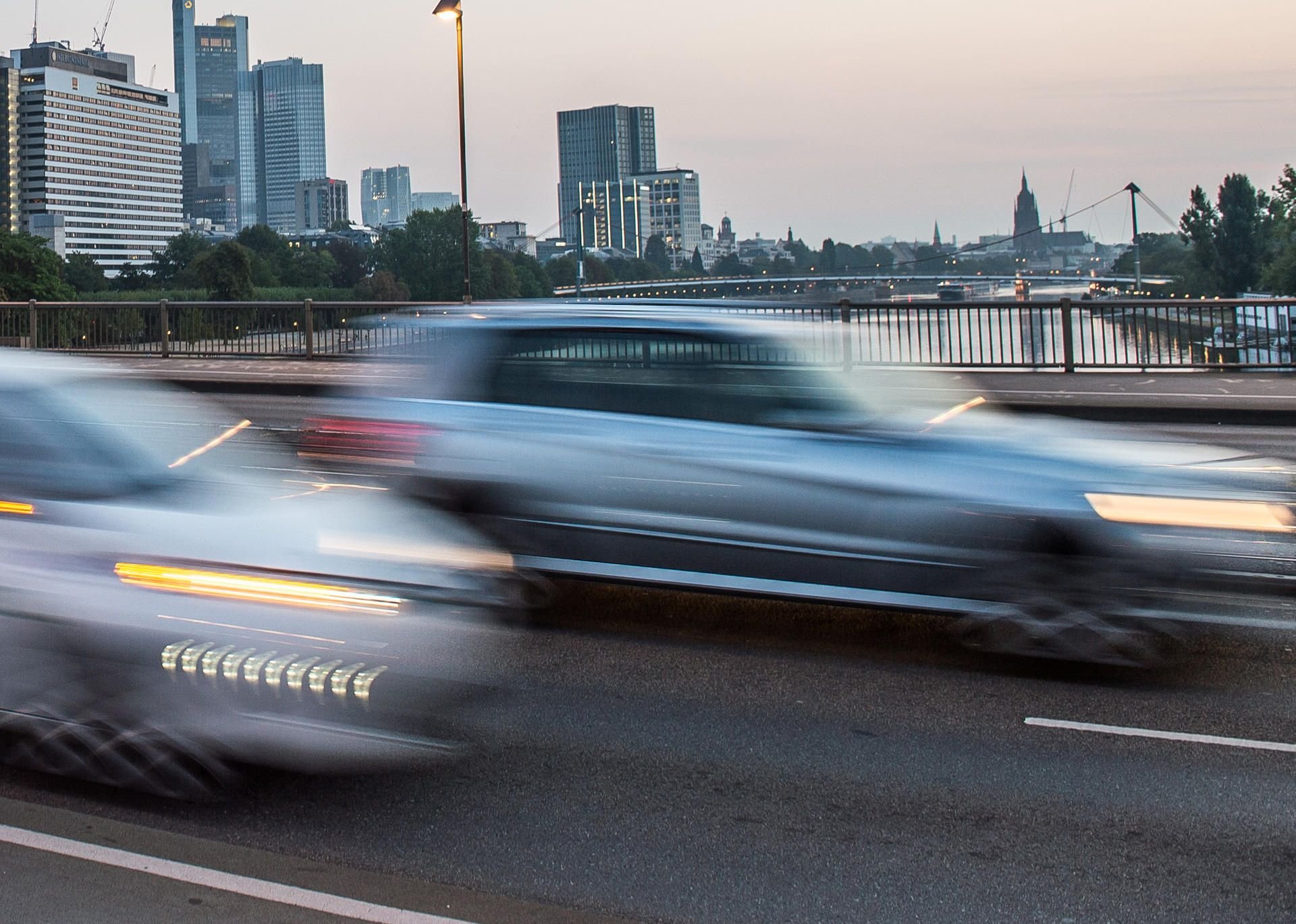 Autos fahren über die Friedensbrücke in Frankfurt am Main. (Symbolbild)