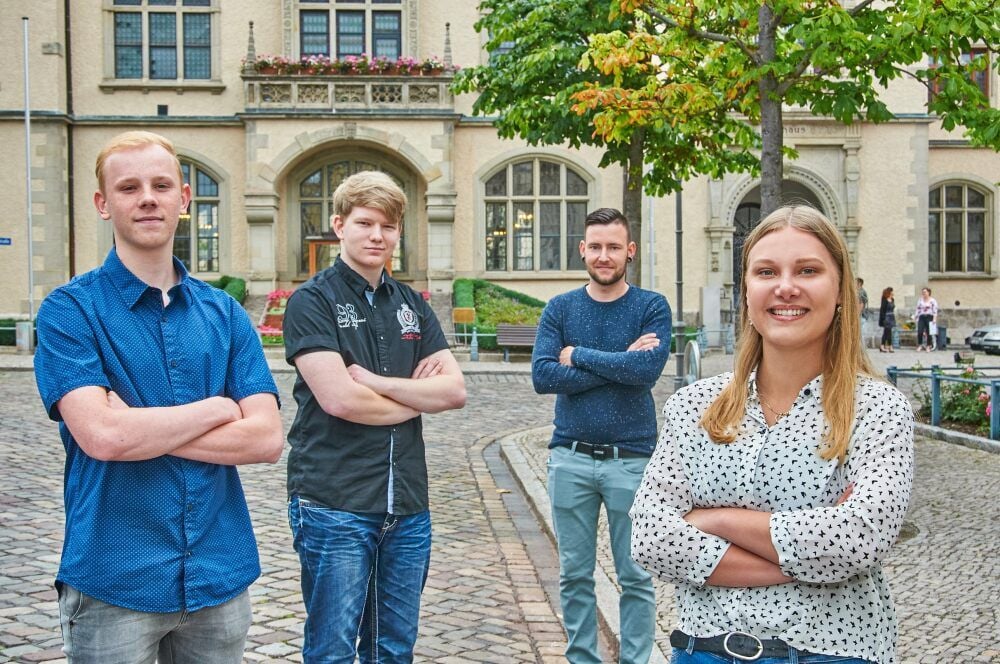 Felix Tittmann (von links), Tobias Hoffmann, Daniel Hahn-Ende und Julia Walcer sind die neuen Azubis in Bernburg.