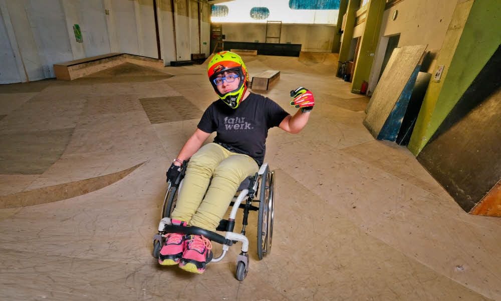 Pauline Bendt fährt bereits mit ihrem alten Rollstuhl Stunts.