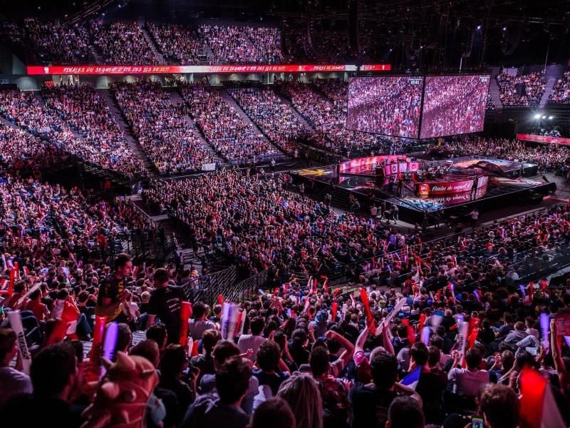 In der AccorHotels Arena in Paris wurden bereits die EU LCS Summer Split Finals 2017 ausgetragen. Foto: Riot Games