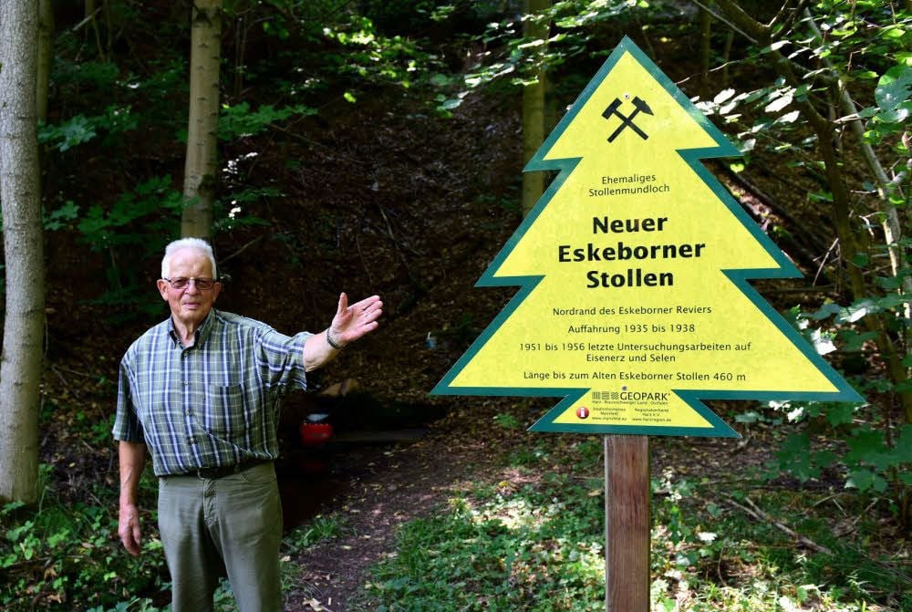 Peter König an einer Station auf dem Bergbaulehrpfad zwischen Abberode und Stangerode