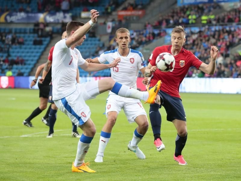 Norwegens Alexander Toft Soderlund (r) kämpft gegen die Tschechen Tomas Soucek (M) und Jaromir Zmrhal um den Ball. Foto: Hakon Mosvold Larsen