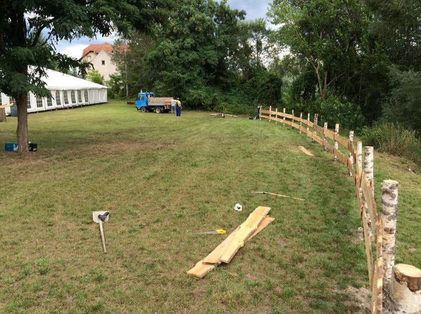 Das Festzelt an seinem neuen Standort auf dem Stadtbalkon Südstraße nimmt schon Gestalt an. In Richtung Elbe schließt sich ein Biergarten an.