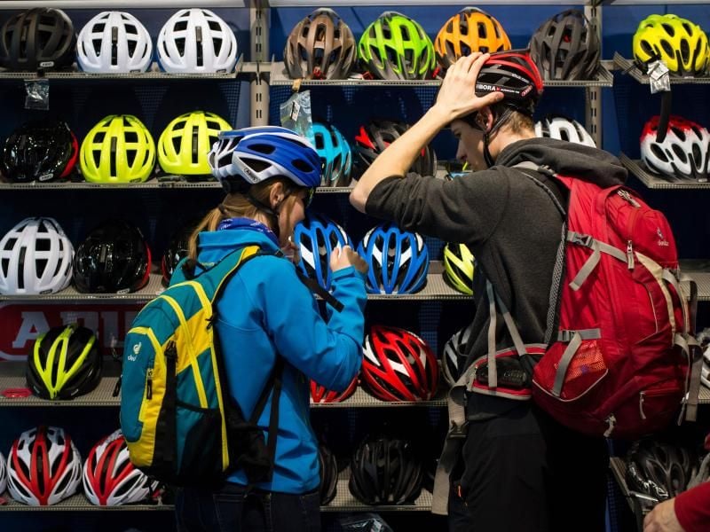 Ob ein Fahrradhelm eine gute Schutzfunktion hat, lässt sich nicht vom Preis ableiten. Gute Helme können beim Preis um 30 Euro variieren, fand die Zeitschrift „Bike Bild” heraus. Foto: Gregor Fischer/dpa