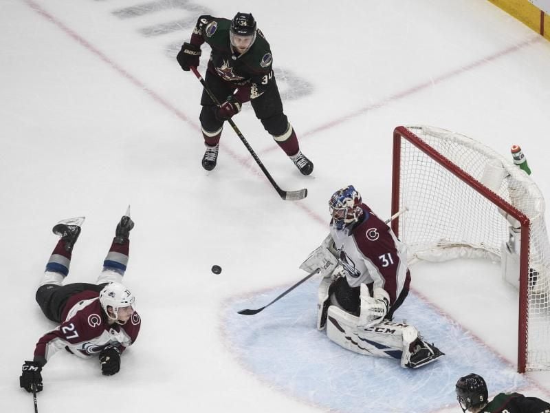 Avalanche-Torhüter Philipp Grubauer (r) zeigt eine gute Leistung gegen die Arizona Coyotes. Foto: Jason Franson/The Canadian Press/AP/dpa