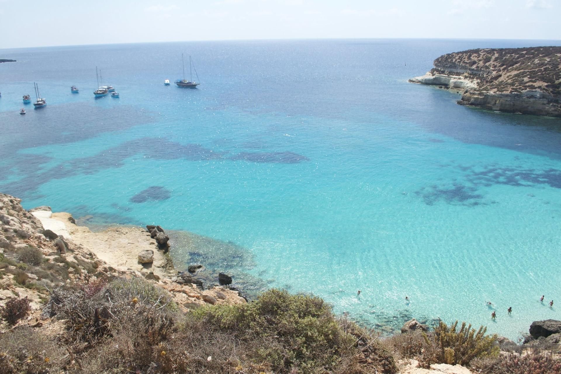 Ein kleines Paradies in Italien: Der Strand gehört zu einer unbewohnten Insel in der Nähe der Südküste von Lampedusa.