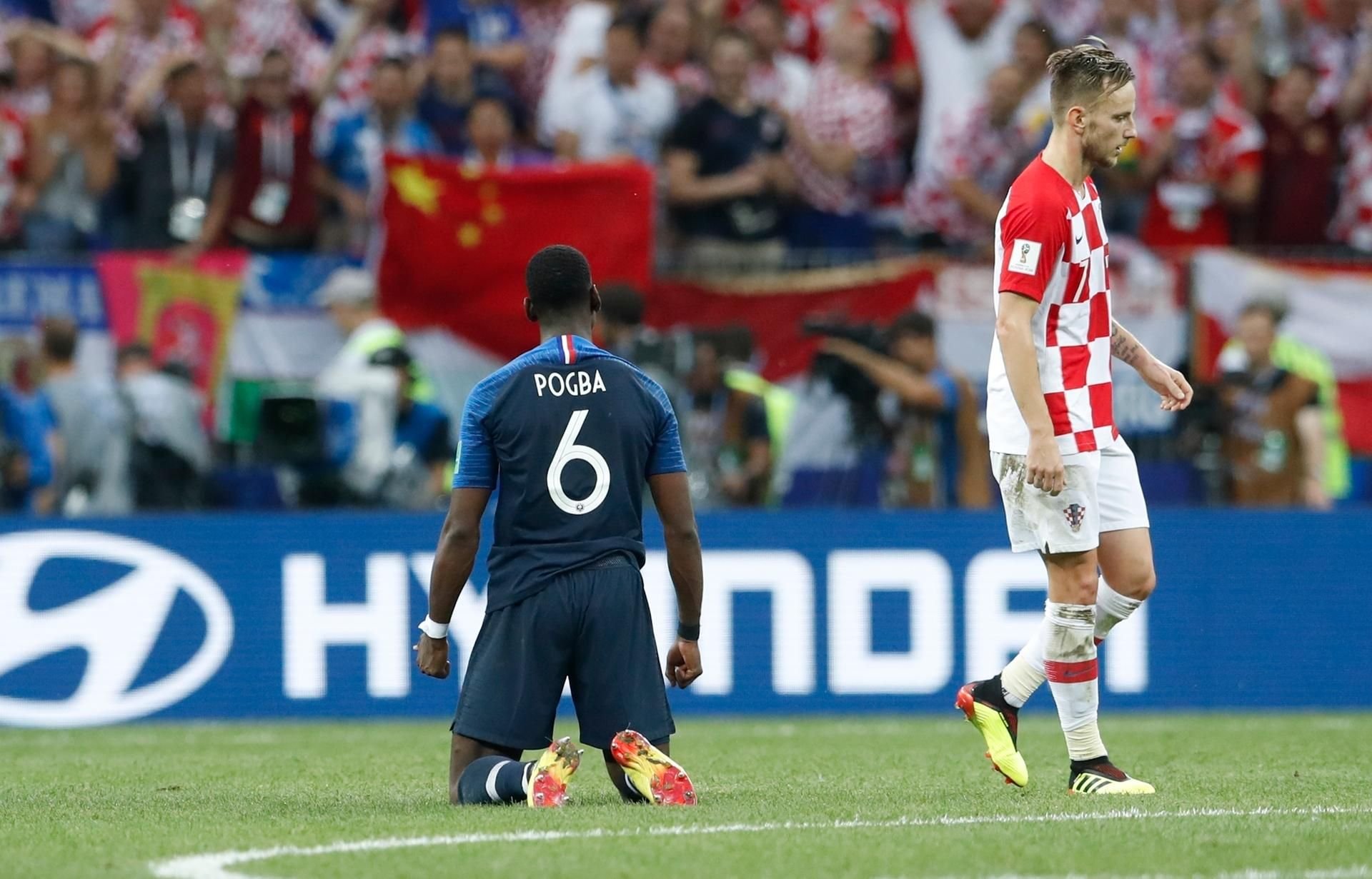 Frankreichs Paul Pogba (l.) jubelt – Ivan Rakitic aus Kroatien verlässt enttäuscht das Feld.