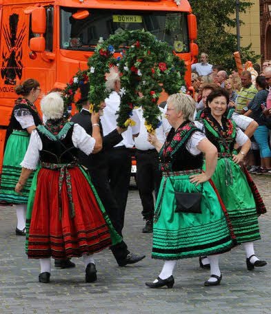 Die Trachtengruppe „Ländchen“ aus Schönewalde nutzte das Marktpflaster kurzzeitig als Tanzfläche.