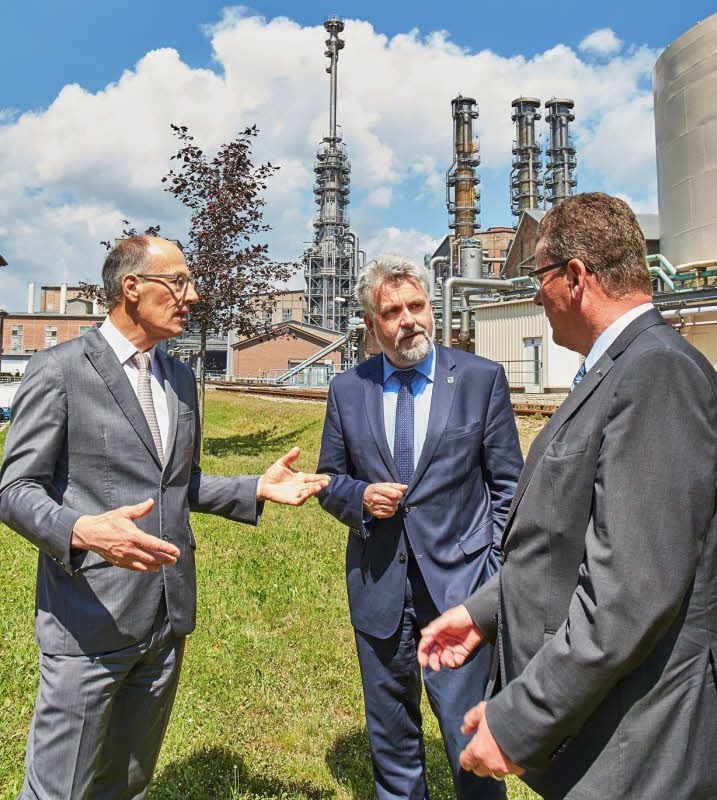 Patrick Sivry, Werkleiter in Bernburg (l.), Minister Armin Willingmann (M.) und Andreas Meier, Vorsitzender der Geschäftsführung der Solvay GmbH bei einem Betriebsrundgang