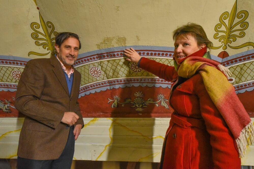 Dietrich Richter und Uta Matauschek untersuchen die Zeltdecke.
