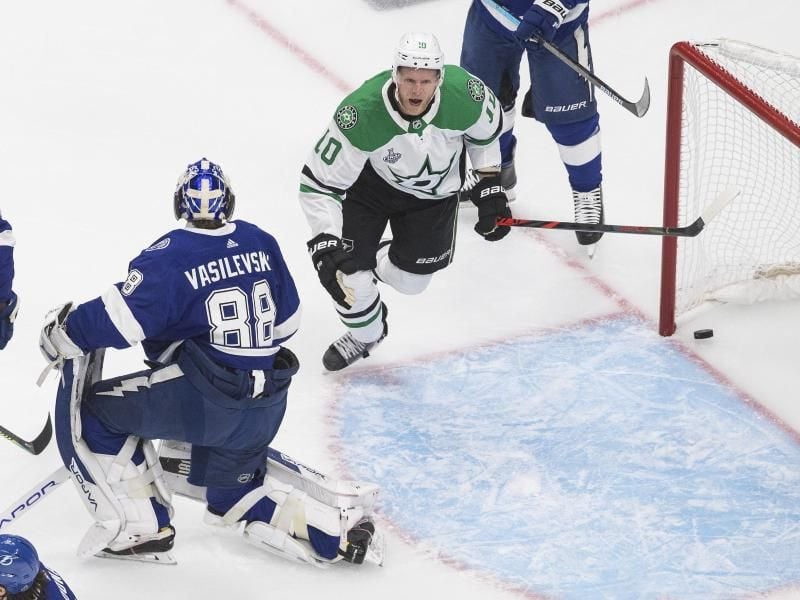 Corey Perry (M/10) von den Dallas Stars jubelt über seinen Treffer gegen Tampa Bay Lightning. Foto: Jason Franson/The Canadian Press/AP/dpa