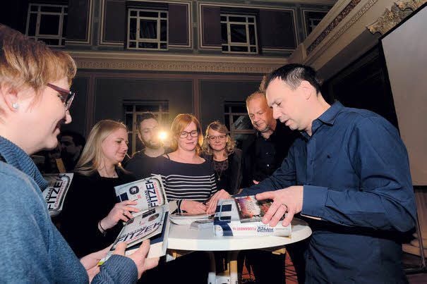 Viele Besucher ließen sich von Sebastian Fitzek (re.) am Samstagabend im Löwengebäude seinen neuesten Thriller signieren.
