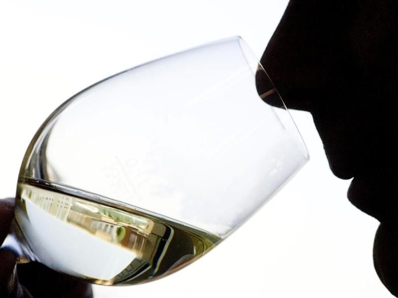 Weißwein passt gut zu Meeresfrüchten. Foto: Frank Rumpenhorst/dpa