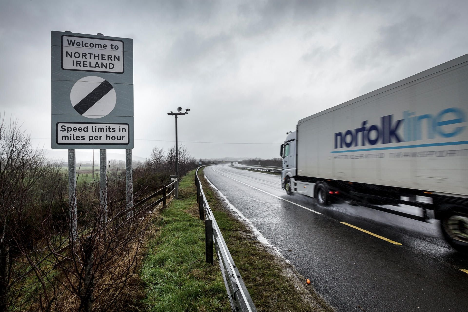 Die britische Regierung sieht trotz Brexits keinen Bedarf für Grenzkontrollen zwischen dem EU-Mitglied Irland und dem britischen Landesteil Nordirland.