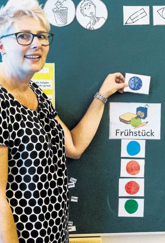 Das ist die Farb- und Bilder-Uhr im Lernhaus B.