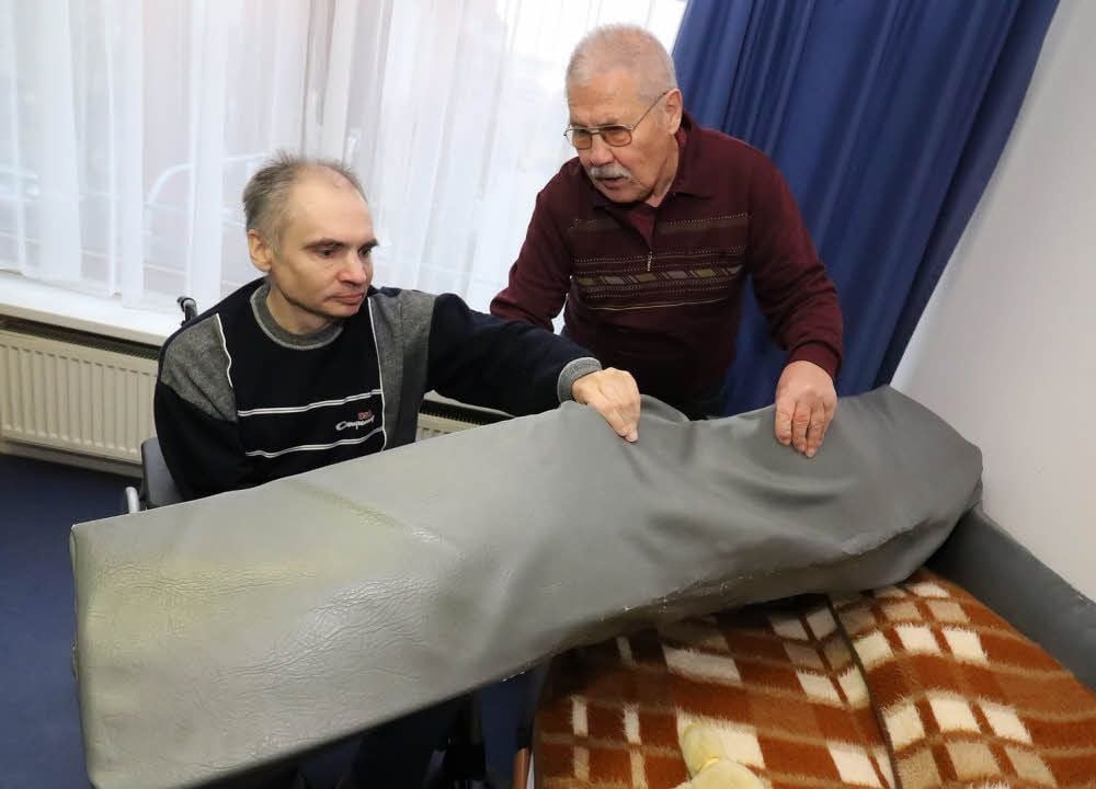 Rolf Schmeisky lebt seit 2003 im Pflegeheim in Sangerhausen. Weil er epileptische Anfälle bekommt, benötigt er in seinem Bett spezielle Schutzpolster, die ihn vor Verletzungen schützen sollen. Das bisher vorhandene Bettpolster ist verschlissen, sagt Axel Sell, der seit fünfeinhalb Jahren die ehrenamtliche Betreuung für Rolf Schmeisky übernommen hat.