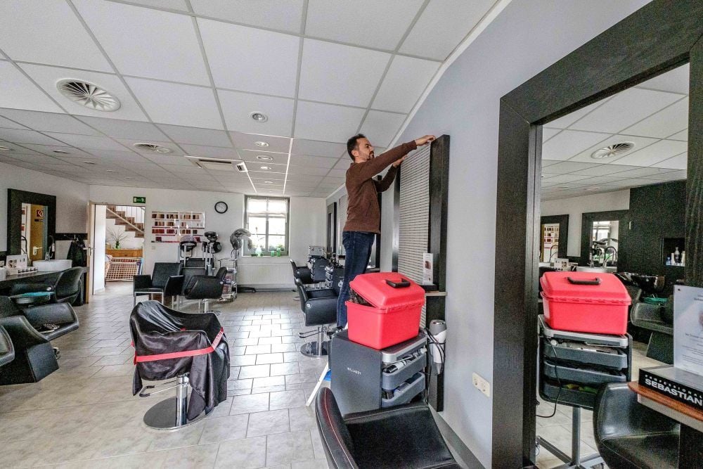 Friseur Veit Baier bereitet seinen Salon in Bad Schmiedeberg auf die Wiedereröffnung vor.