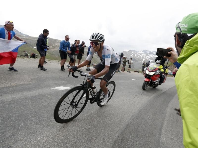 Egan Bernal bekommt nach dem wetterbedingten Abbruch nicht den Etappensieg zugesprochen. Foto: Thibault Camus/AP