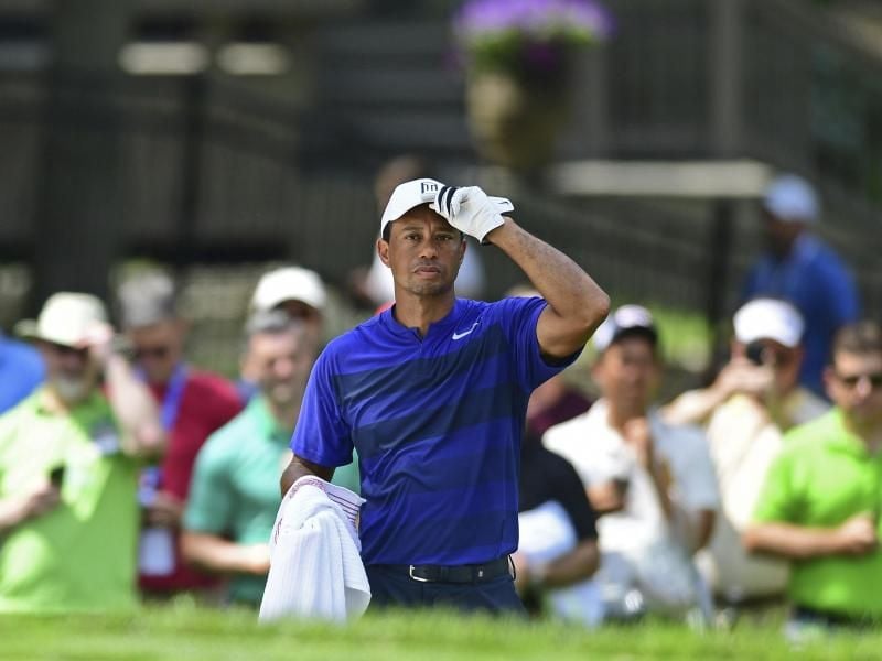 US-Golfer Tiger Woods checkt das Gelände vor seinem Abschlag aus einem Bunker. Foto: David Dermer/FR171035 AP
