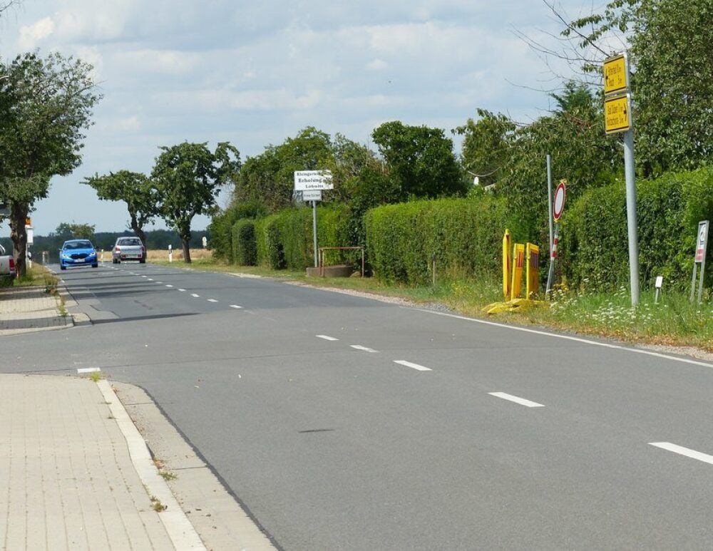 Auch am Ortsausgang von Löbnitz stehen schon Absperrbaken.
