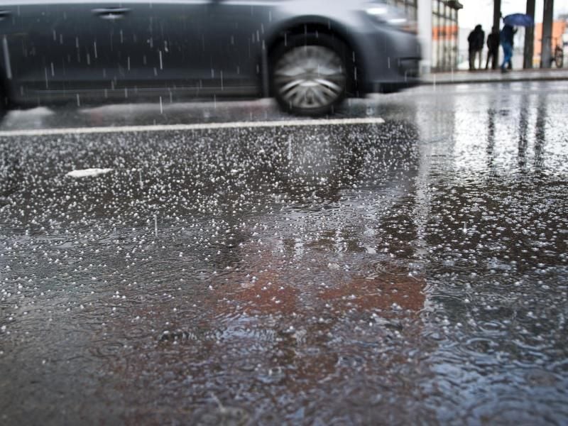 Ist die Fahrbahn mit einem Wasserfilm überzogen, ist dies als Nässe zu werten. Entsprechende Geschwindigkeitsbegrenzungen sind einzuhalten. Foto: Daniel Naupold