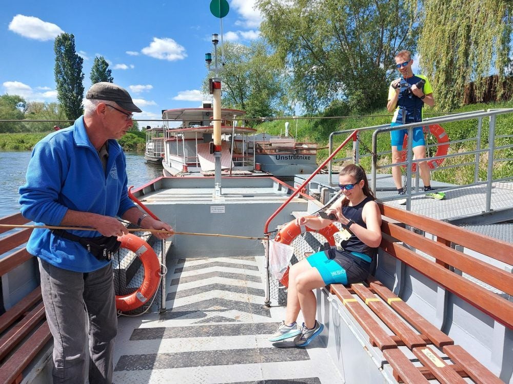 Während ihres Laufes durch den Burgenlandkreis ging es für Antje Dreisow auch aufs Wasser: Beim kontaktlosen Ticketkauf auf der Saale-Fähre im Naumburger Blütengrund wird sie von Felix Dreisow für das Video gefilmt.