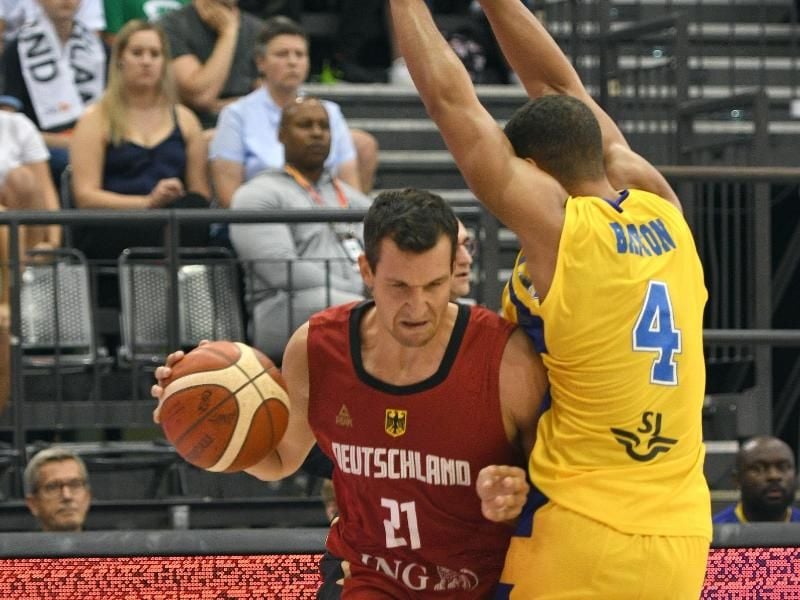 Paul Zipser (l) setzt sich gegen Schwedens Charles Barton Jr. durch. Foto: Harald Tittel