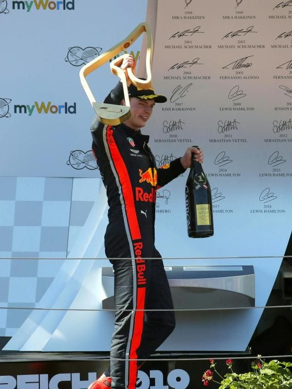 Verstappen beendete die Siegesserie von Mercedes mit WM-Spitzenreiter Lewis Hamilton. Foto: Erwin Scheriau