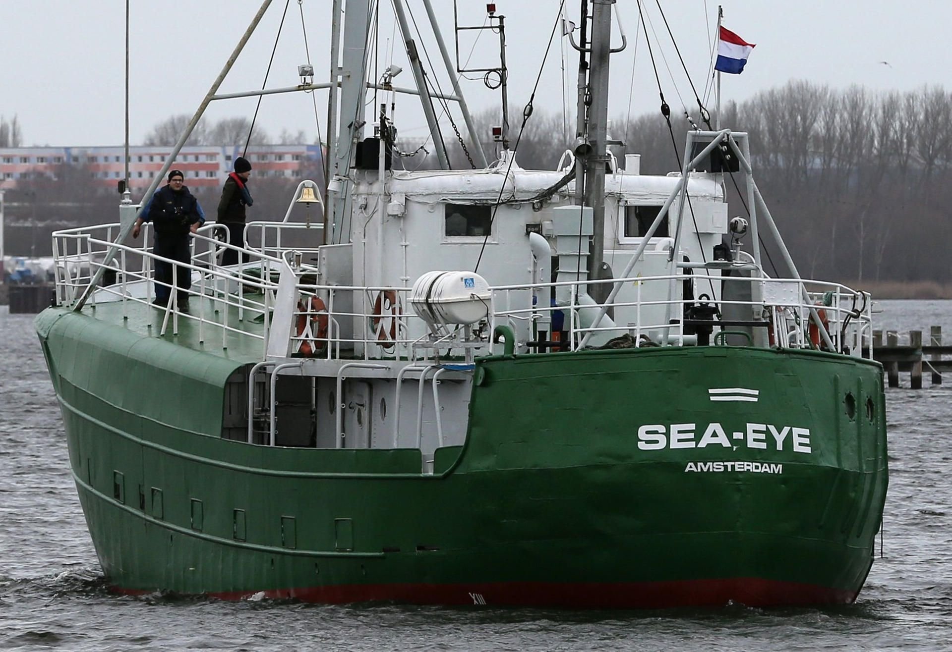 Die Mannschaft der „Sea Eye“ rettet in Seenot geratene Flüchtlinge.
