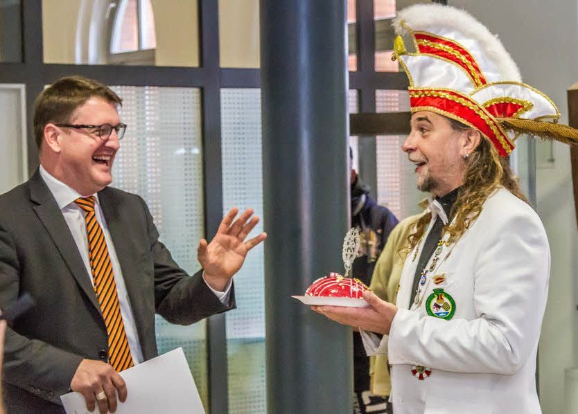 Bitte nicht ins Gesicht! Torsten Zugehör bekommt eine Torte bei der Wittenberger Karnevalsgesellschaft.