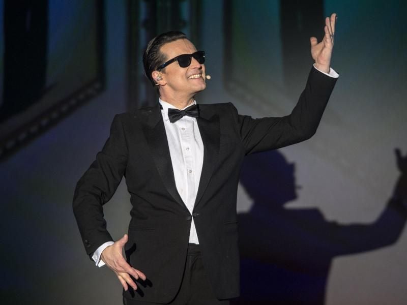 Alexander Kerbst als Falco singt in Deggendorf (Bayern) bei der Generalprobe von „Falco - Das Musical” auf der Bühne. Foto: Armin Weigel