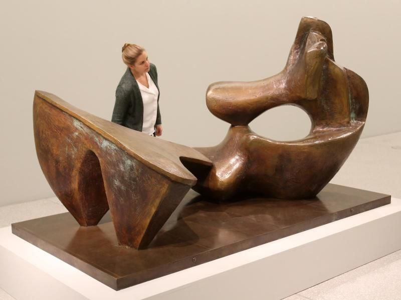 Henry Moore, Zweiteilige liegende Figur Nr.9, 1968. Foto: Roland Weihrauch