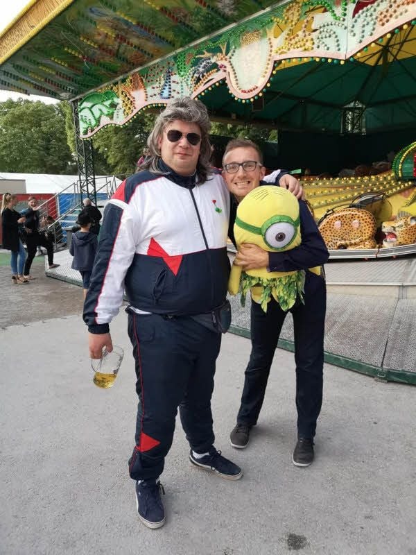 2018 kam Tageblatt/MZ-Redakteur Harald Boltze (r.) um das Jaguar-Fahren herum, erkämpfte sich mit seinen Söhnen an der Ballwurf-Bude dafür einen Riesen-Minion, präsentierte diesen danach stolz auf der „Wiese“ und machte dadurch neue Bekanntschaft mit illustren Kirschfest-Gästen.