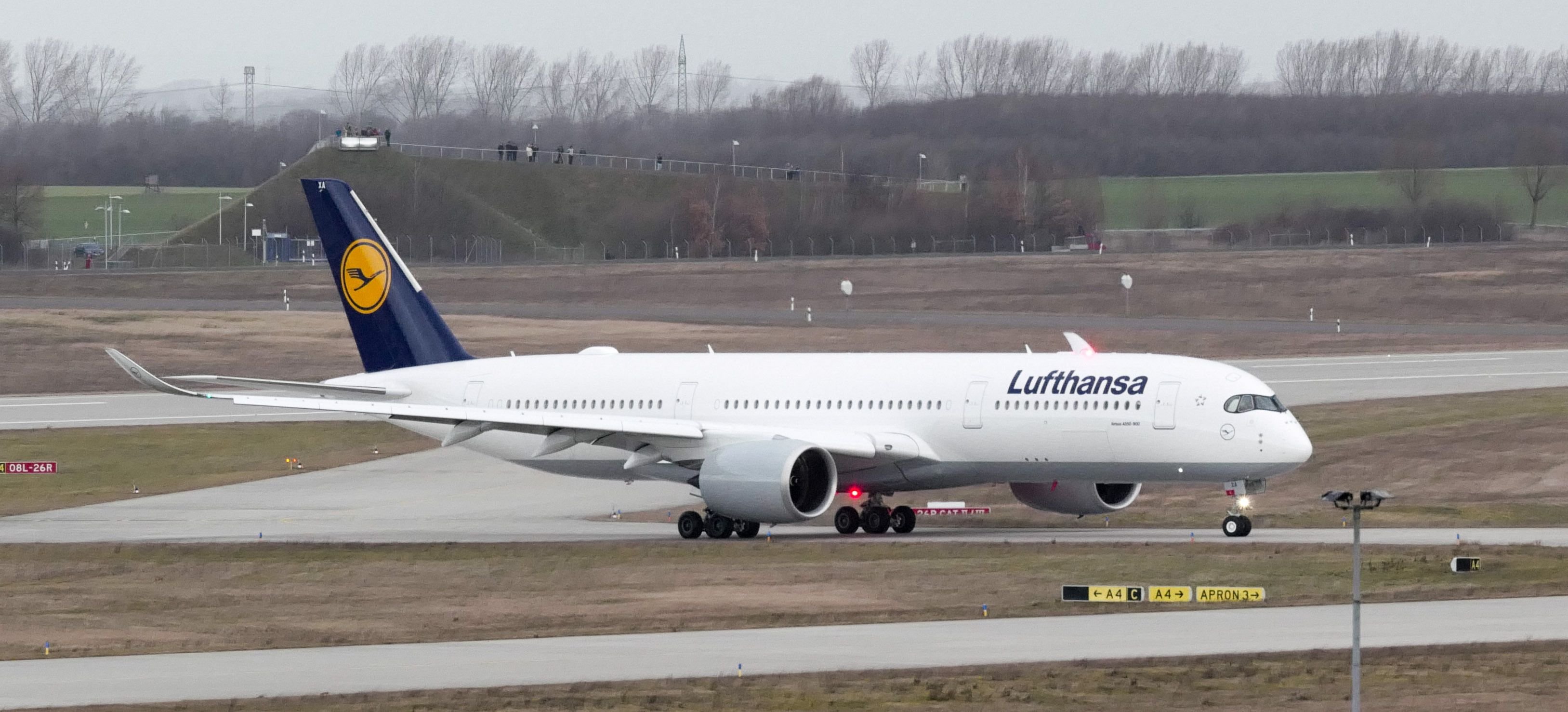 Der Airbus A350-941 auf dem Flughafen Leipzig/Halle (LEJ) in Schkeuditz (Sachsen).