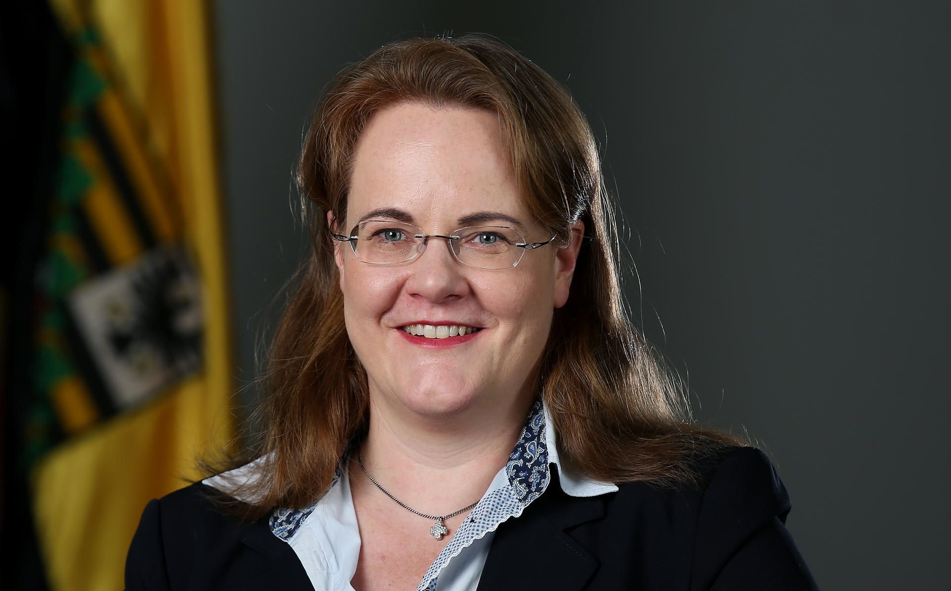 Die neue Innenstaatssekretärin Anne Poggemann posiert in der Staatskanzlei in Magdeburg.