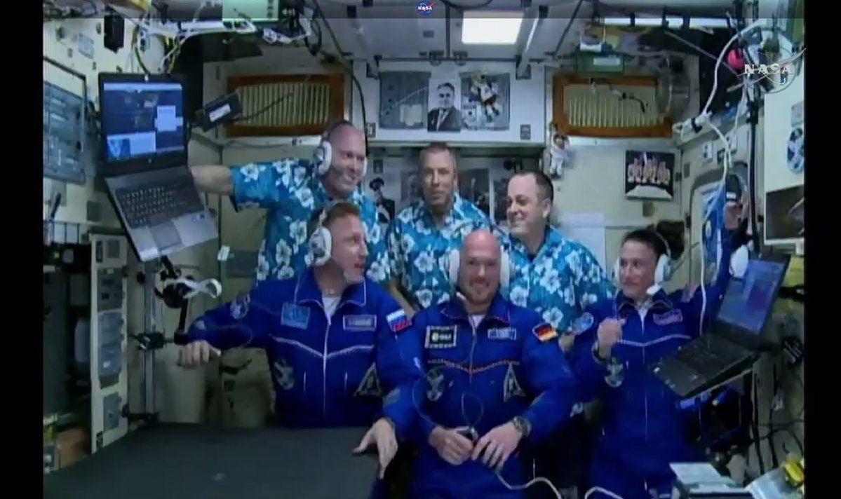 Der russische Kosmonaut Sergej Prokopjew (vorn l-r), der deutsche Astronaut Alexander Gerst und die US-amerikanische Astronautin Serena Aunon-Chancellor sind mit der Kapsel «Sojus MS-09» in der Raumstation ISS angekommen und formieren sich mit der bisherigen Besatzung zum Gruppenbild.