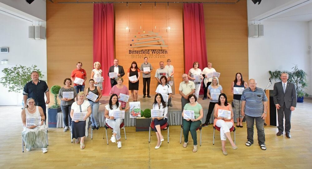 Gruppenfoto mit Abstand. Die 25 Vereinsvertreter sowie die Organisatoren haben sich im Saal 063 des Wolfener Kulturhauses getroffen.